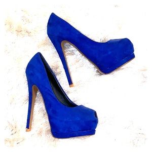 Blue pumps